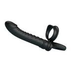 Vibrateur anal Merritt vu en diagonale, gros plan sur le double anneau et le marquage de la marque