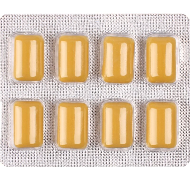 Gros plan sur la plaquette de 8 chewing-gums jaune ambré On sortie de son emballage