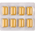 Gros plan sur la plaquette de 8 chewing-gums jaune ambré On sortie de son emballage