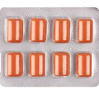 Gros plan sur la plaquette de 8 chewing-gums orange Solar sortie de son emballage