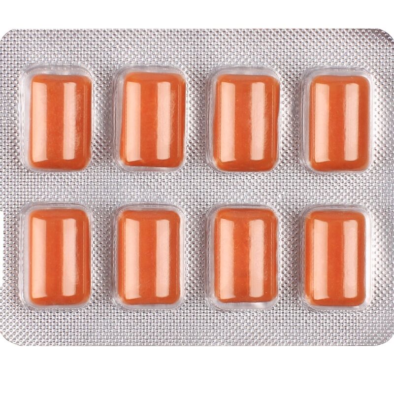 Gros plan sur la plaquette de 8 chewing-gums orange Solar sortie de son emballage