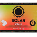 Emballage du chewing-gum WUG Solar saveur fruits tropicaux, recto avec illustration de soleil sur fond dégradé jaune-orange