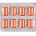 Gros plan sur la plaquette de 8 chewing-gums orange Multivit sortie de son emballage