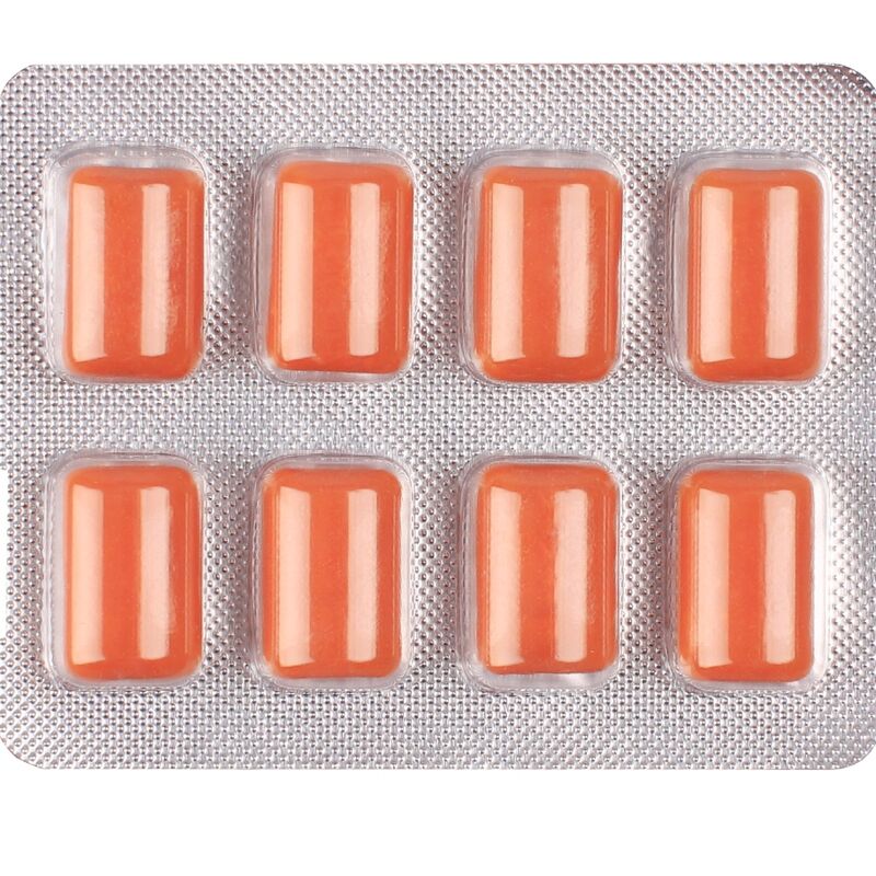 Gros plan sur la plaquette de 8 chewing-gums orange Multivit sortie de son emballage