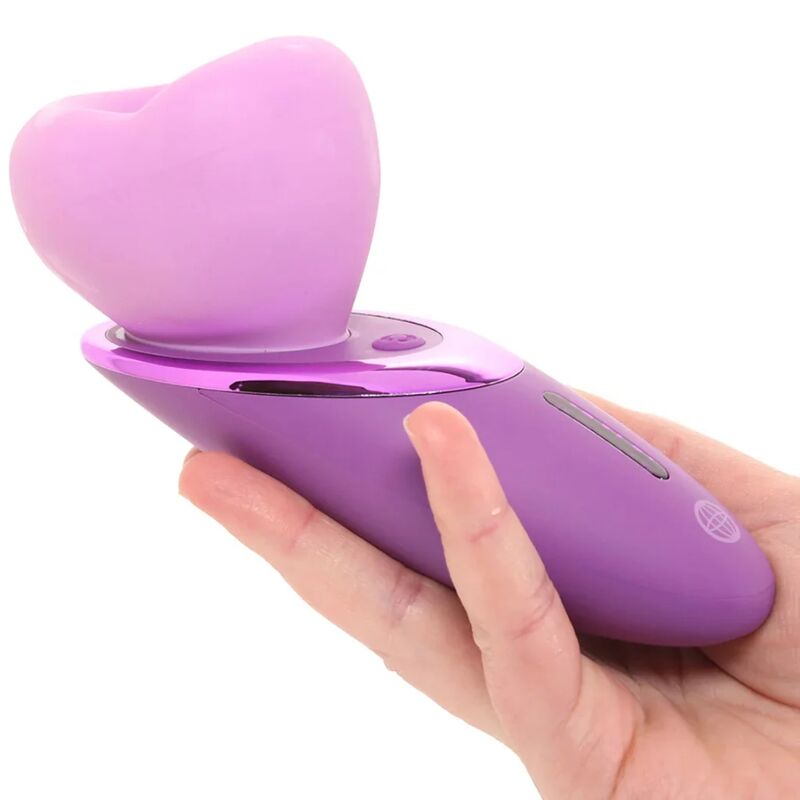 Stimulateur clitoridien Fantasy For Her violet tenu dans une main, embout orienté vers le haut