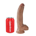 Godemichet réaliste King Cock couleur peau mate, debout à côté d'une canette de soda Pipedream pour l'échelle