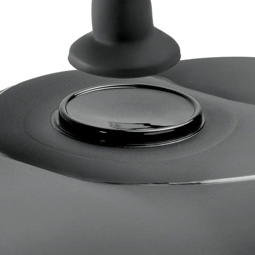 Gros plan de la valve et de l embase du coussin gonflable Body Dock noir Fetish Fantasy, surface lisse floquee pour fixer un accessoire amovible.