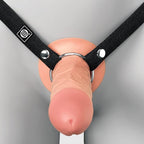 Gode creux couleur chair porté à la taille, vue de face avec logo Pipedream sur les sangles noires