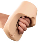 Masturbateur PDX Plus Pussy Pounder tenu à deux mains, doigts pressant les zones latérales flexibles
