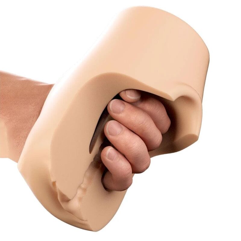 Masturbateur PDX Plus Pussy Pounder tenu à deux mains, doigts pressant les zones latérales flexibles
