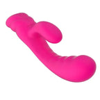 Vibrateur lapin rose allongé horizontalement, vue de profil sur toute la longueur montrant la texture nervurée de la base