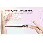 Vibrateur Tia tenu entre deux mains, avec en médaillon un accessoire en silicone transparent assorti