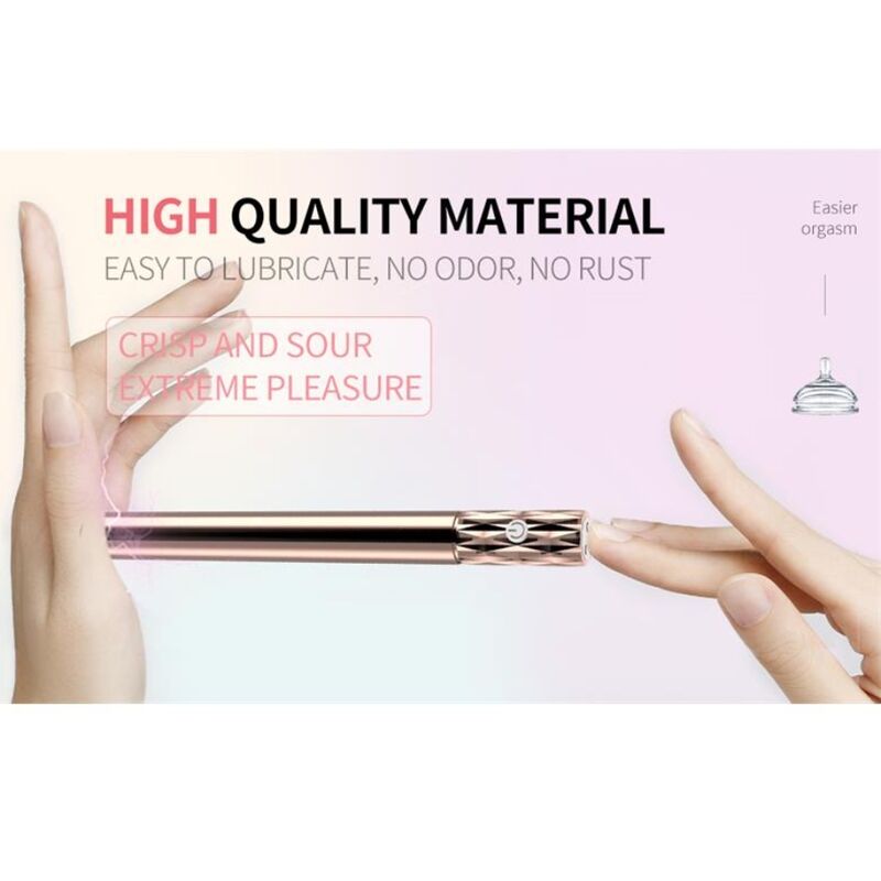 Vibrateur Tia tenu entre deux mains, avec en médaillon un accessoire en silicone transparent assorti