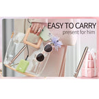 Vibrateur Tia à côté d'un sac transparent et de boîtes cadeaux, illustrant son format facile à transporter