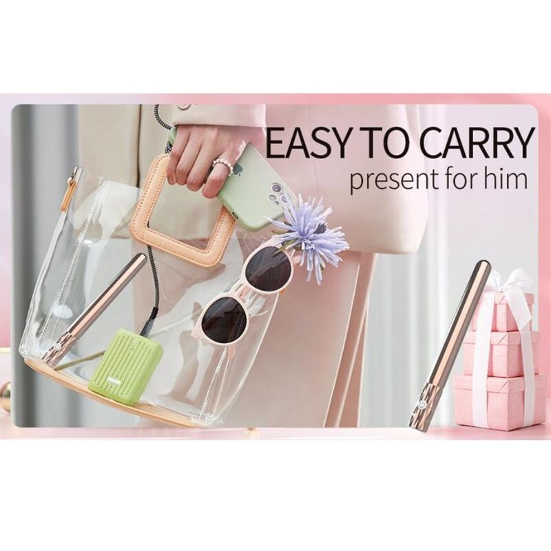 Vibrateur Tia à côté d'un sac transparent et de boîtes cadeaux, illustrant son format facile à transporter