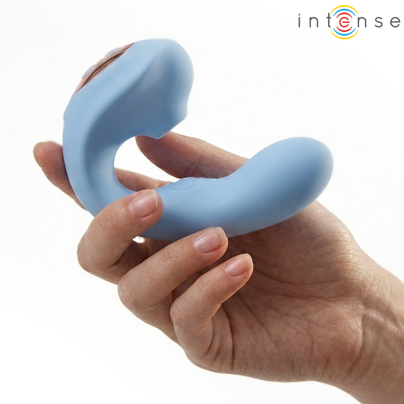 Stimulateur Gina bleu tenu en main pour illustrer sa taille