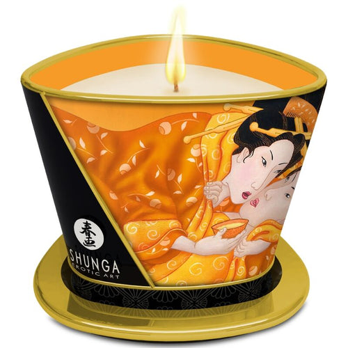 Bougie de massage Shunga mangue allumée, vue de face avec l'illustration érotique japonaise sur l'étui