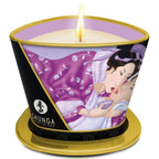 Bougie de massage Shunga lavande allumée, vue de face avec l'illustration érotique japonaise sur l'étui