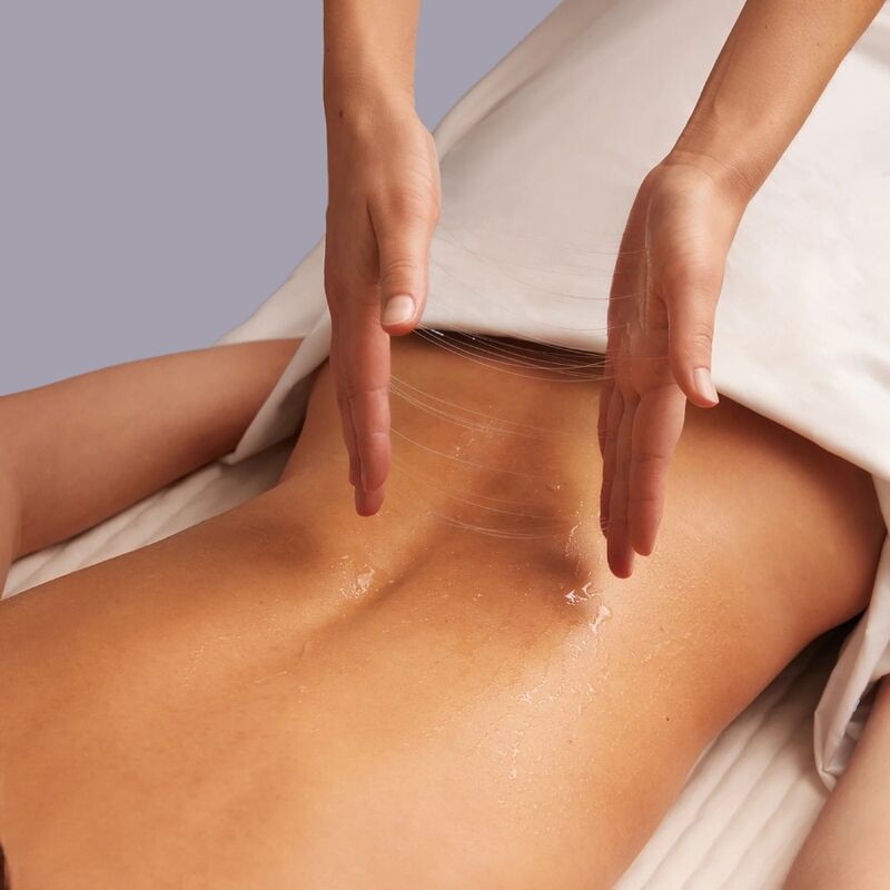 Gel Mixgliss appliqué en filet sur le bas du dos lors d'un massage