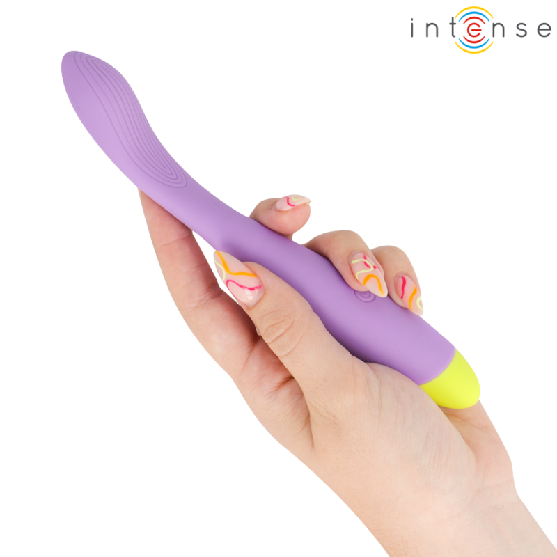 Stimulateur de point G Lucca tenu dans une main féminine aux ongles décorés, embout texturé et base jaune