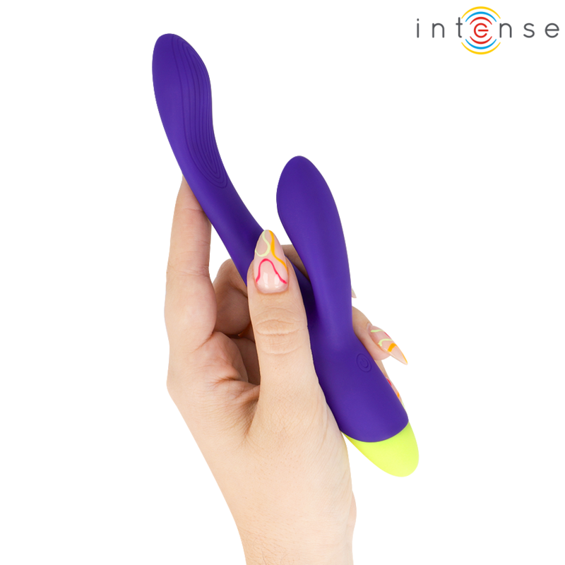 Stimulateur lapin Paolo tenu dans une main féminine aux ongles décorés, bras interne et bras clitoridien visibles