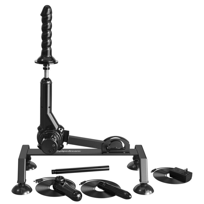 Ensemble complet du kit posé au sol : machine montée avec gode strié, accessoires supplémentaires (poignée détachable, vibromasseur noir), câbles et chargeur secteur à côté.