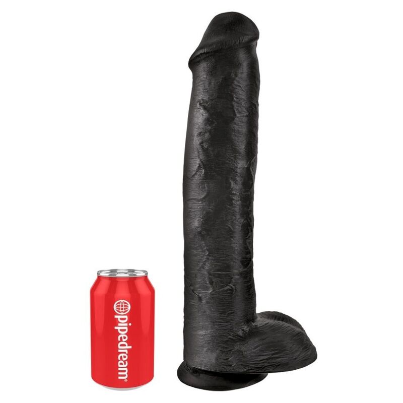 Godemichet réaliste noir King Cock posé à côté d'une canette de soda Pipedream pour donner l'échelle de taille
