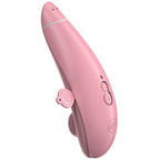 Womanizer Premium Eco rose vu de profil, avec ses commandes et la languette de protection ouverte.