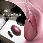 Capuchon magnétique du Womanizer Next Liberty Bordeaux, présenté à côté du stimulateur sur une table de nuit.