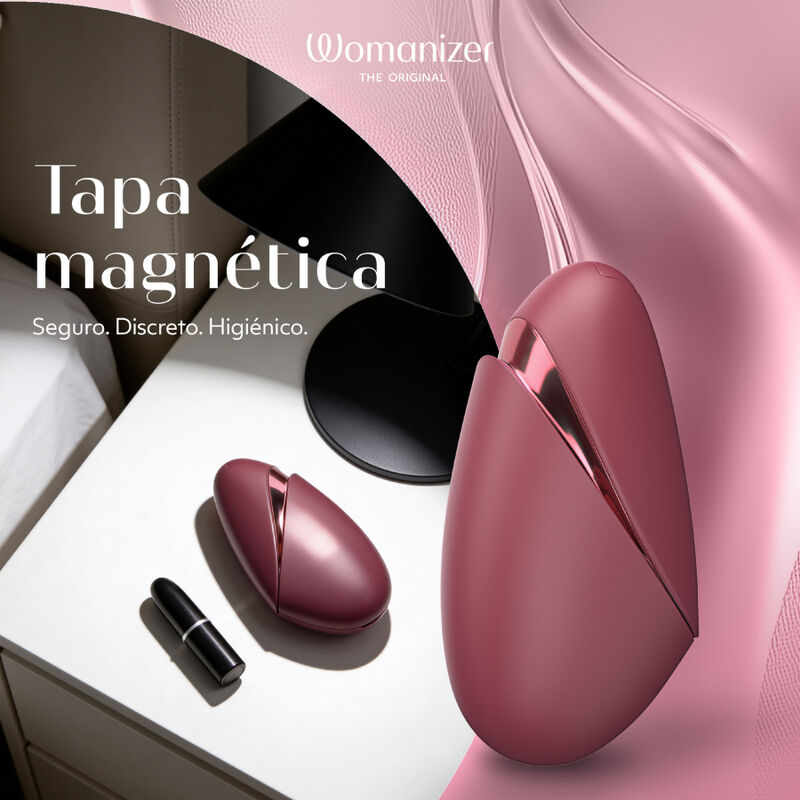 Capuchon magnétique du Womanizer Next Liberty Bordeaux, présenté à côté du stimulateur sur une table de nuit.