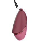 Port USB-C du Womanizer Next Liberty Bordeaux, avec le câble de recharge présenté au-dessus.