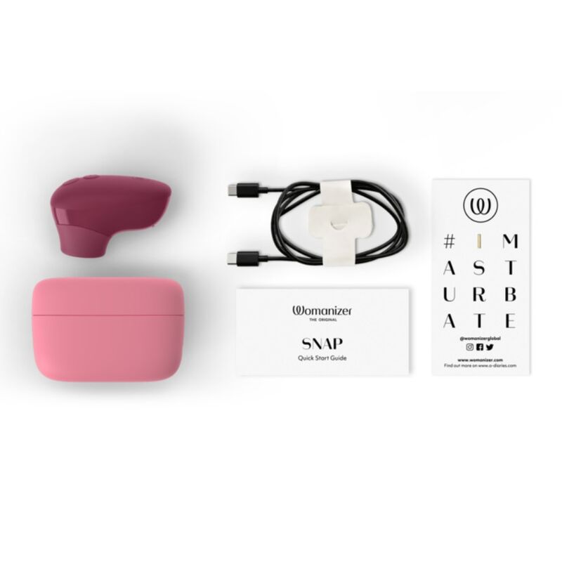 Womanizer Snap Baie écrasée avec étui rose, câble USB-C, guide de démarrage et accessoires du coffret.