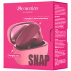Boîte rose du Womanizer Snap Baie écrasée, vue de face et de côté avec les caractéristiques du modèle.