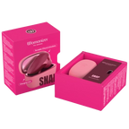 Boîte du Womanizer Snap Baie écrasée à côté de son coffret ouvert contenant l’étui rose.