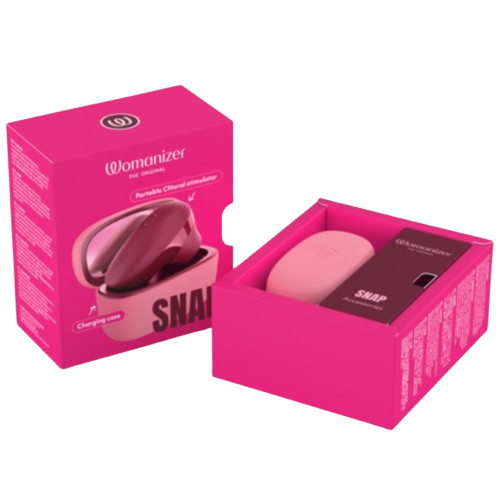 Boîte du Womanizer Snap Baie écrasée à côté de son coffret ouvert contenant l’étui rose.