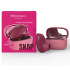 Womanizer Snap Baie écrasée avec son étui rose ouvert et sa boîte illustrée.