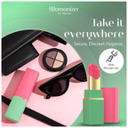 Womanizer Beauty vert et rose présenté avec une trousse et des accessoires de maquillage.