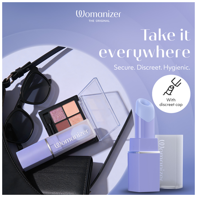 Womanizer Beauty lilas présenté avec une trousse, des lunettes et des accessoires de maquillage.