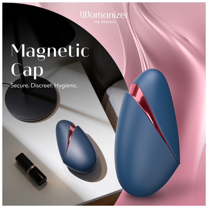 Capuchon magnétique bleu du Womanizer Next Liberty, présenté à côté du stimulateur rouge sur une table de nuit.