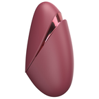 Womanizer Next Liberty Bordeaux fermé, capuchon et liseré rose métallisé vus de trois quarts.