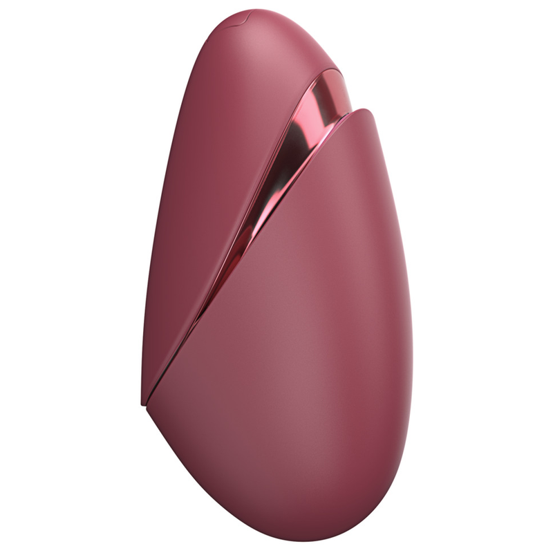 Womanizer Next Liberty Bordeaux fermé, capuchon et liseré rose métallisé vus de trois quarts.