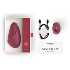 Coffret ouvert du Womanizer Next Liberty Bordeaux, câble USB-C, embout supplémentaire et guide de démarrage.