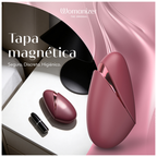 Womanizer Next Liberty Bordeaux et son capuchon magnétique, présentés séparément sur une table de nuit.