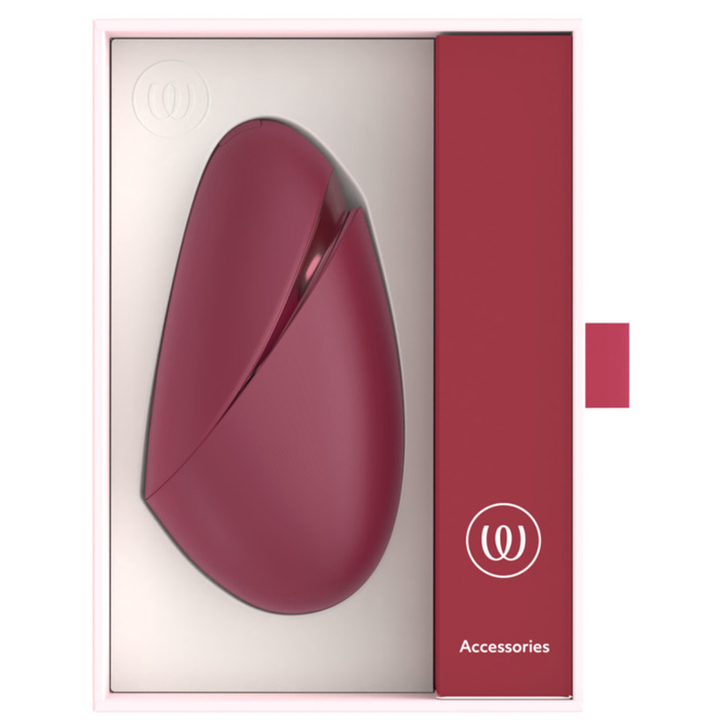 Womanizer Next Liberty Bordeaux avec son capuchon, rangé dans son coffret ouvert.