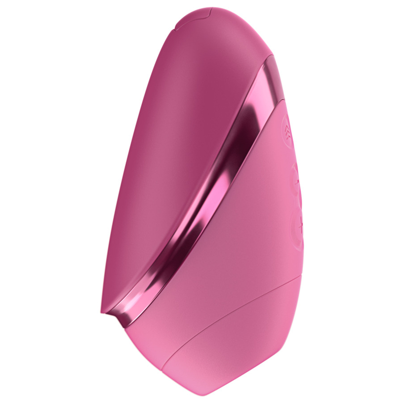 Womanizer Next Liberty Rose fermé, capuchon et liseré rose métallisé vus de trois quarts.