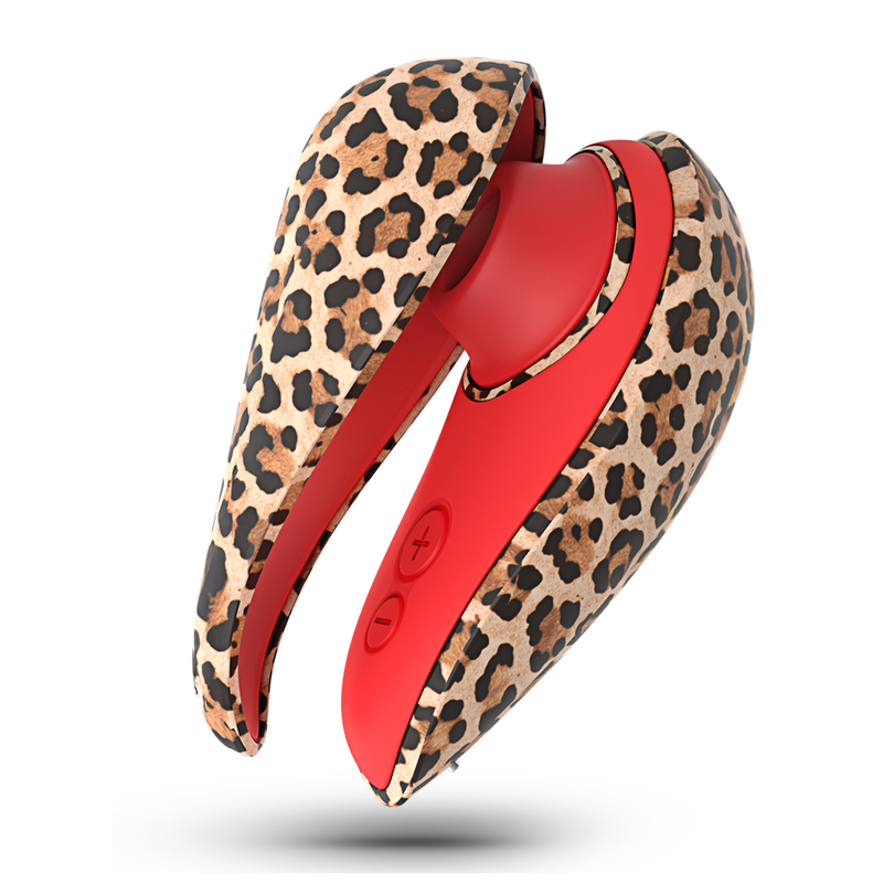 Womanizer Liberty 2 Léopard avec son capuchon entrouvert, embout rouge et motif léopard visibles.