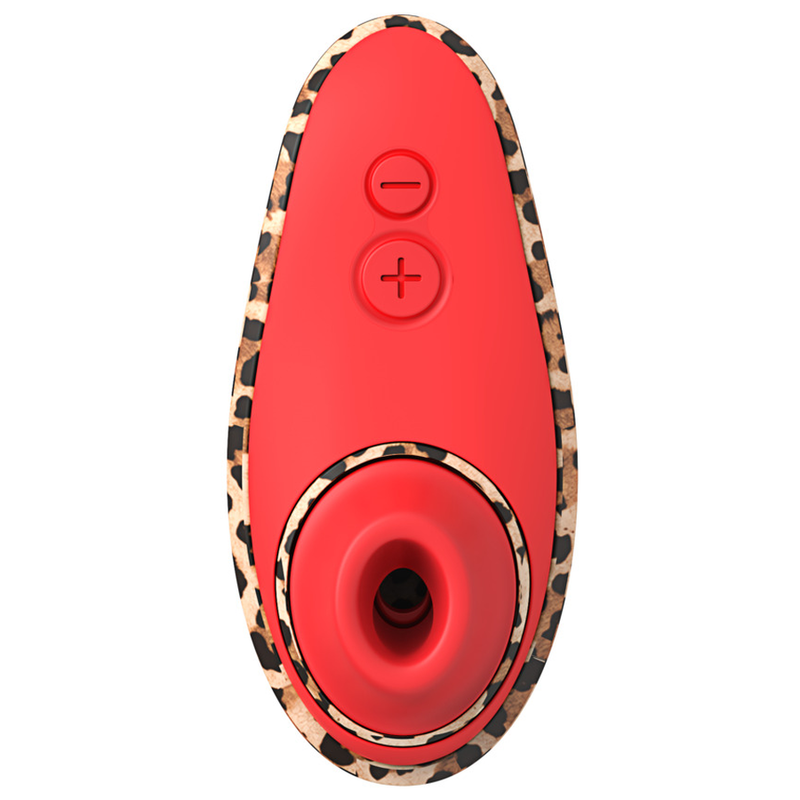 Womanizer Liberty 2 Léopard vu de face sans capuchon, avec embout rouge et boutons de réglage.