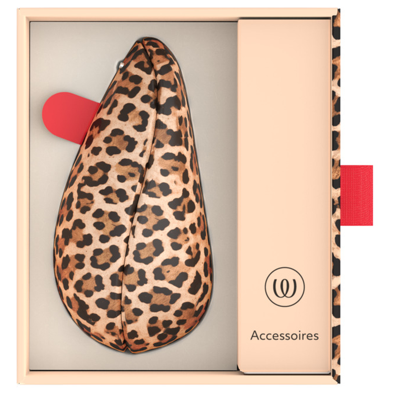 Womanizer Liberty 2 Léopard avec son capuchon fermé, rangé dans son coffret ouvert.