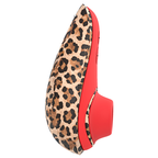 Vue de profil du Womanizer Liberty 2 Léopard, avec son embout rouge et sa coque à imprimé animal.