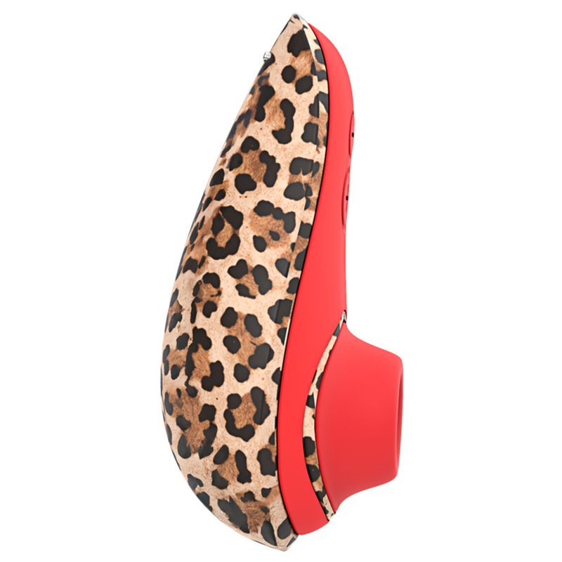Vue de profil du Womanizer Liberty 2 Léopard, avec son embout rouge et sa coque à imprimé animal.